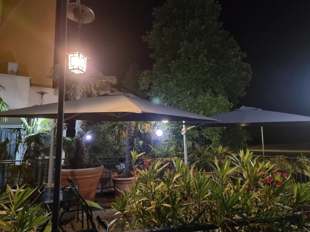 Hotel Restaurant Le Relais - Pau Nord Lons Exterior foto